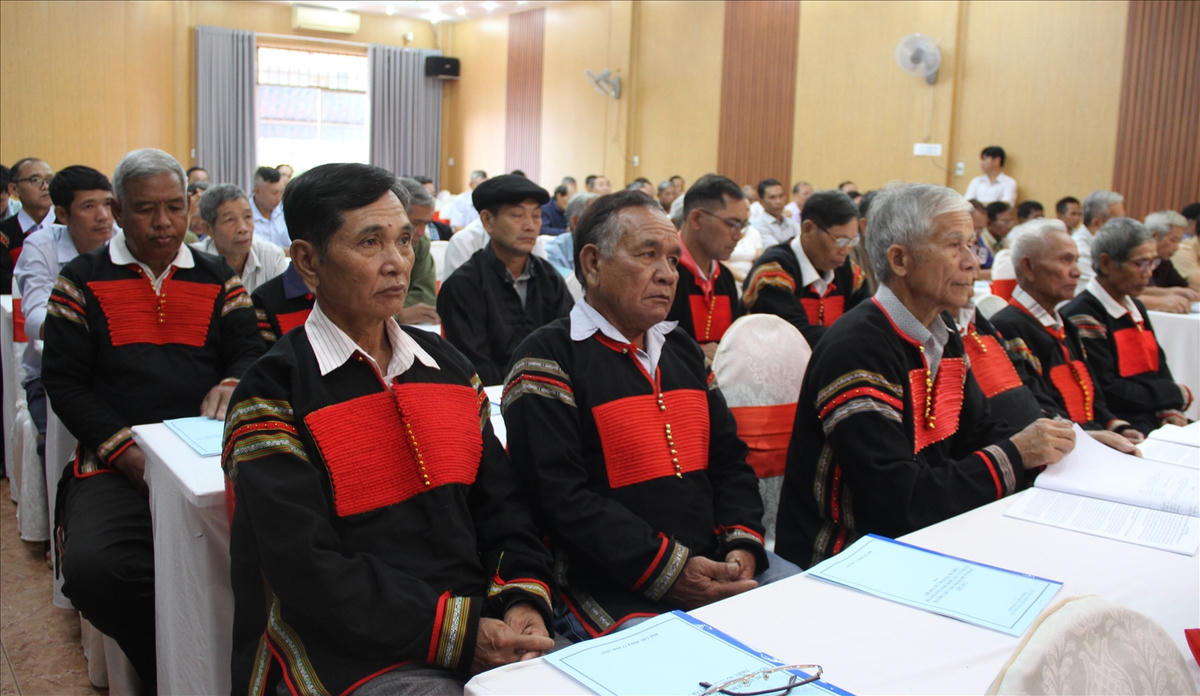 Người có uy tín được tham gia tập huấn, bồi dưỡng kiến thức, góp phần nâng cao năng lực trong tuyên truyền, vận động đồng bào
