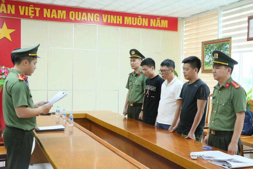 Cơ quan điều tra tống đạt quyết định khởi tố (từ trái qua phải đối với Trần Minh Đức, Đỗ Cao Thành và Phùng Văn Sỹ). Ảnh: CAHT