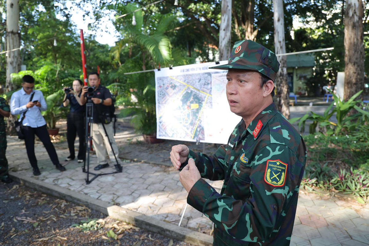 Đại tá Nguyễn Đình Chuẩn, Phó Chính ủy Bộ Tư lệnh TP Hồ Chí Minh, Phó Trưởng Ban Chỉ đạo 515 thành phố tại buổi khảo sát, thăm dò tìm kiếm hài cốt liệt sĩ sáng nay. Ảnh: M.Linh.
