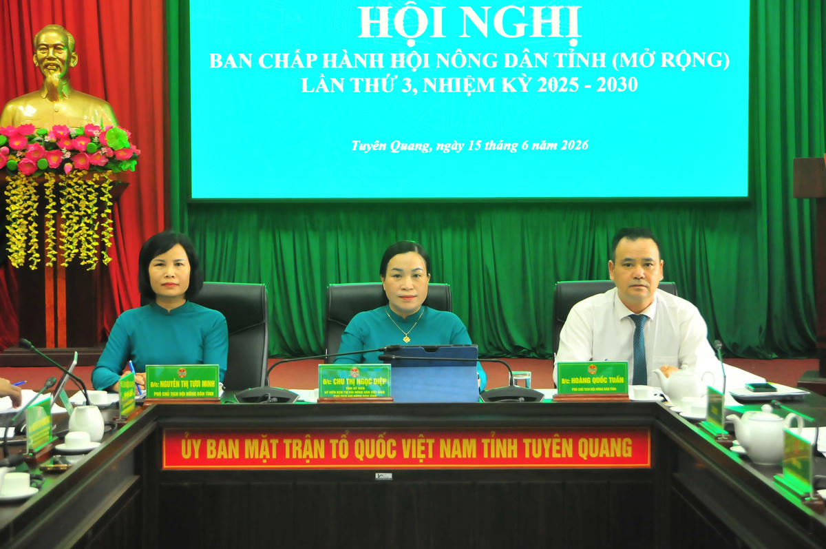 Lãnh đạo Hội Nông dân tỉnh Tuyên Quang chủ trì Hội nghị. Ảnh: Xuân Trường.