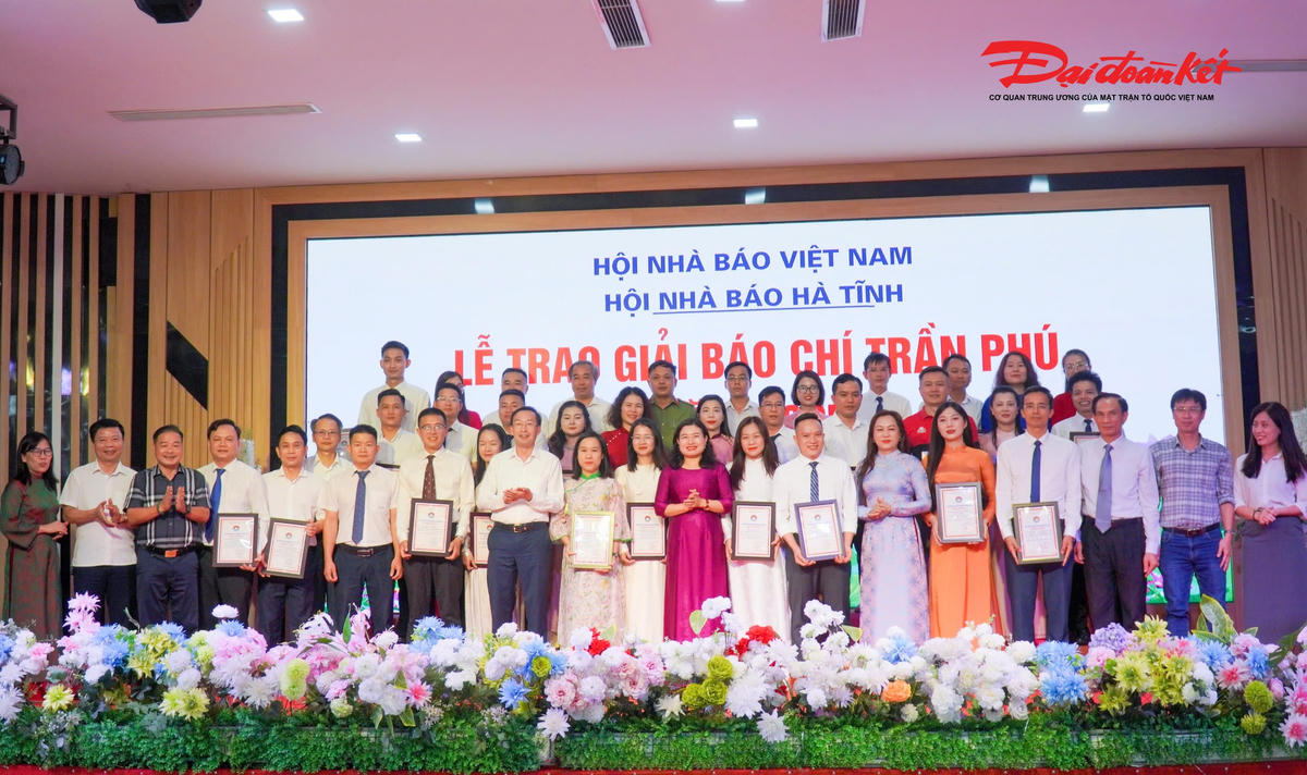 Lãnh đạo tỉnh Hà Tĩnh chụp ảnh lưu niệm với các tác giả đoạt Giải Báo chí Trần Phú năm 2025. Ảnh: CK.