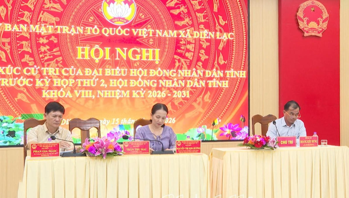 Các đại biểu tiếp xúc cử tri tại xã Diên Lạc.