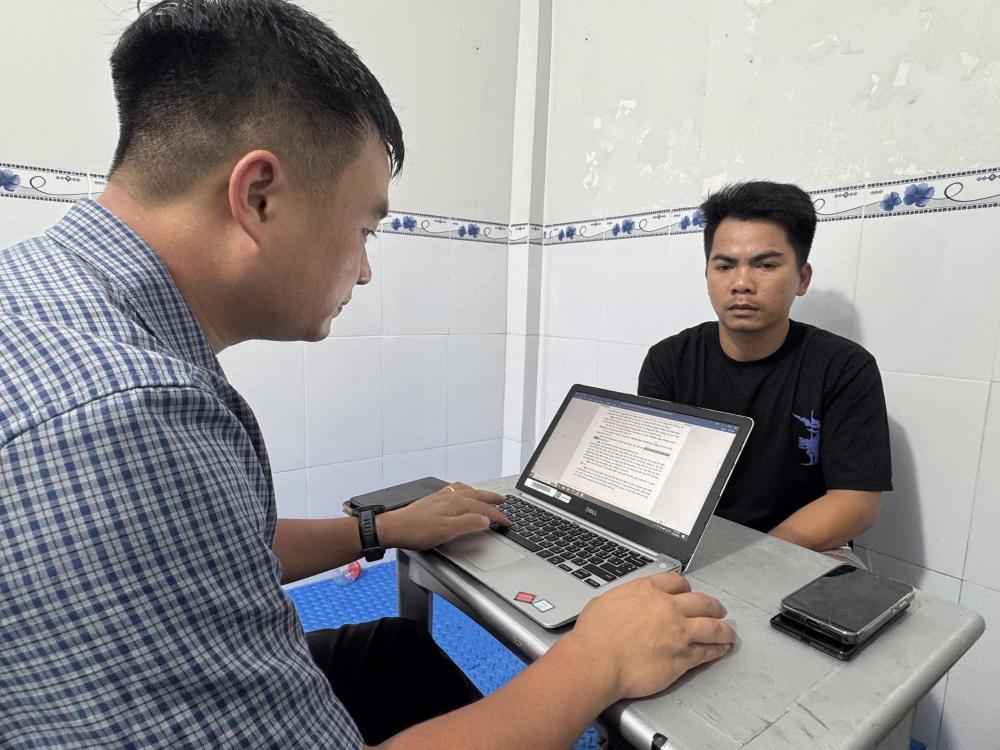 Đối tượng Nguyễn Chí Thanh (áo đen, SN 1995, trú tại tỉnh An Giang). Ảnh: CAHT.