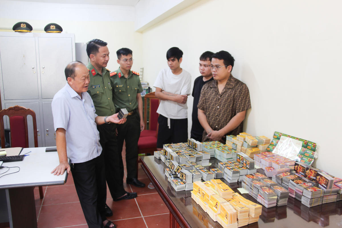 Đại tá Vì Quyền Chứ, Phó Giám đốc, Thủ trưởng cơ quan ANĐT Công an tỉnh Sơn La (bên trái ảnh) trực tiếp xét hỏi các đối tượng.