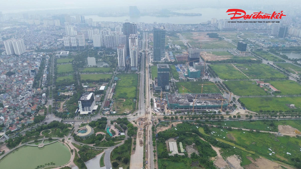 Tuyến đường Tây Thăng Long là một trong những dự án giao thông trọng điểm của Hà Nội, có tổng chiều dài khoảng 34,17km, điểm đầu tại đường Võ Chí Công và điểm cuối kết nối Quốc lộ 32. Đến nay, dự án đã hoàn thành và đưa vào khai thác khoảng 6,8km, đang triển khai thi công khoảng 9km và tiếp tục chuẩn bị đầu tư các đoạn còn lại.