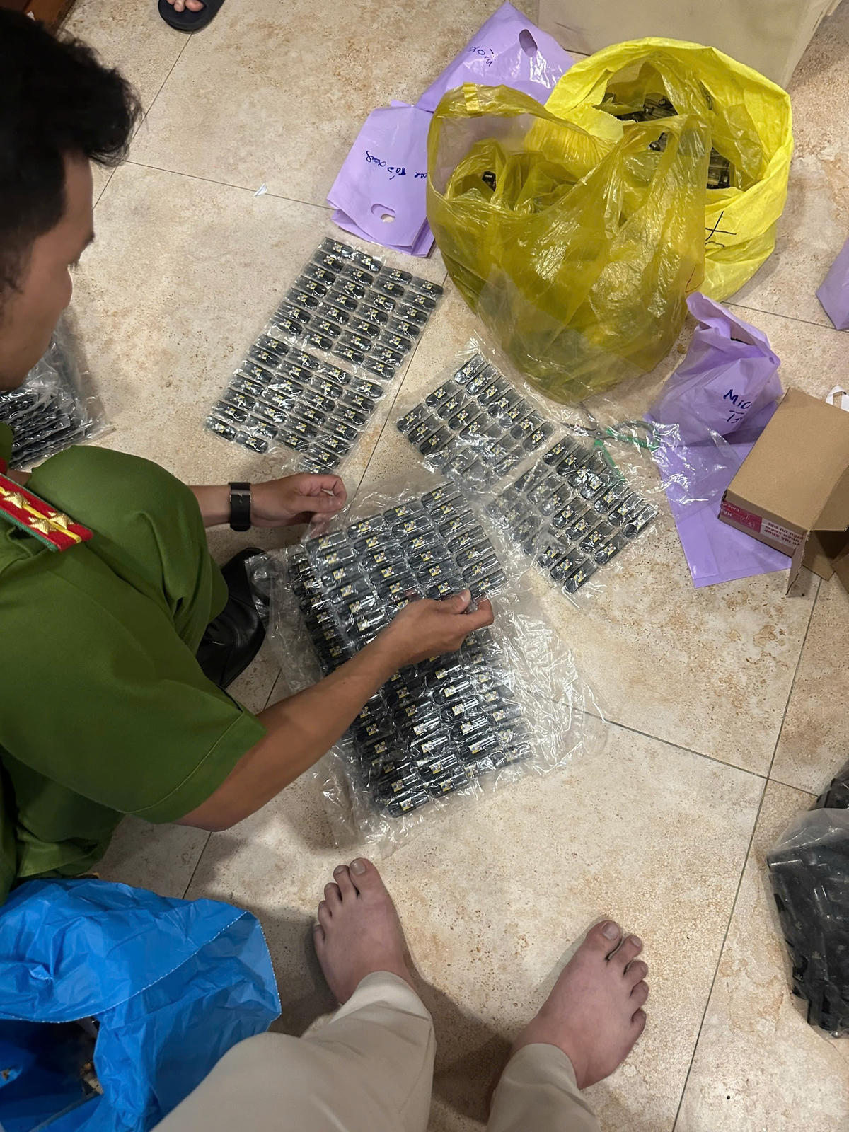 Khởi tố 5 đối tượng mua bán thuốc lá điện tử chứa ma túy