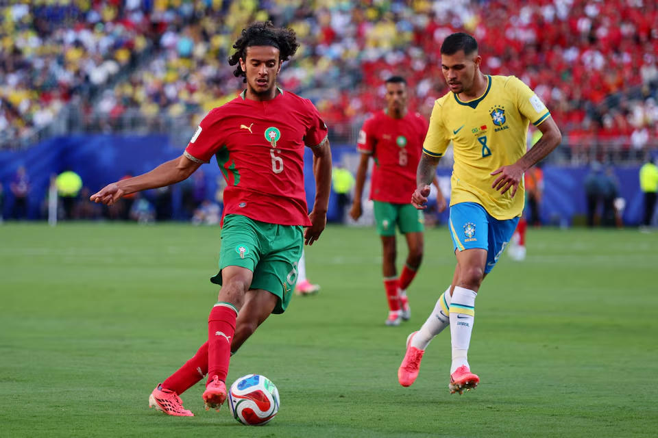 Ayyoub Bouaddi trong một pha tranh bóng với Bruno Guimaraes của Brazil. Nguồn: Reuters.