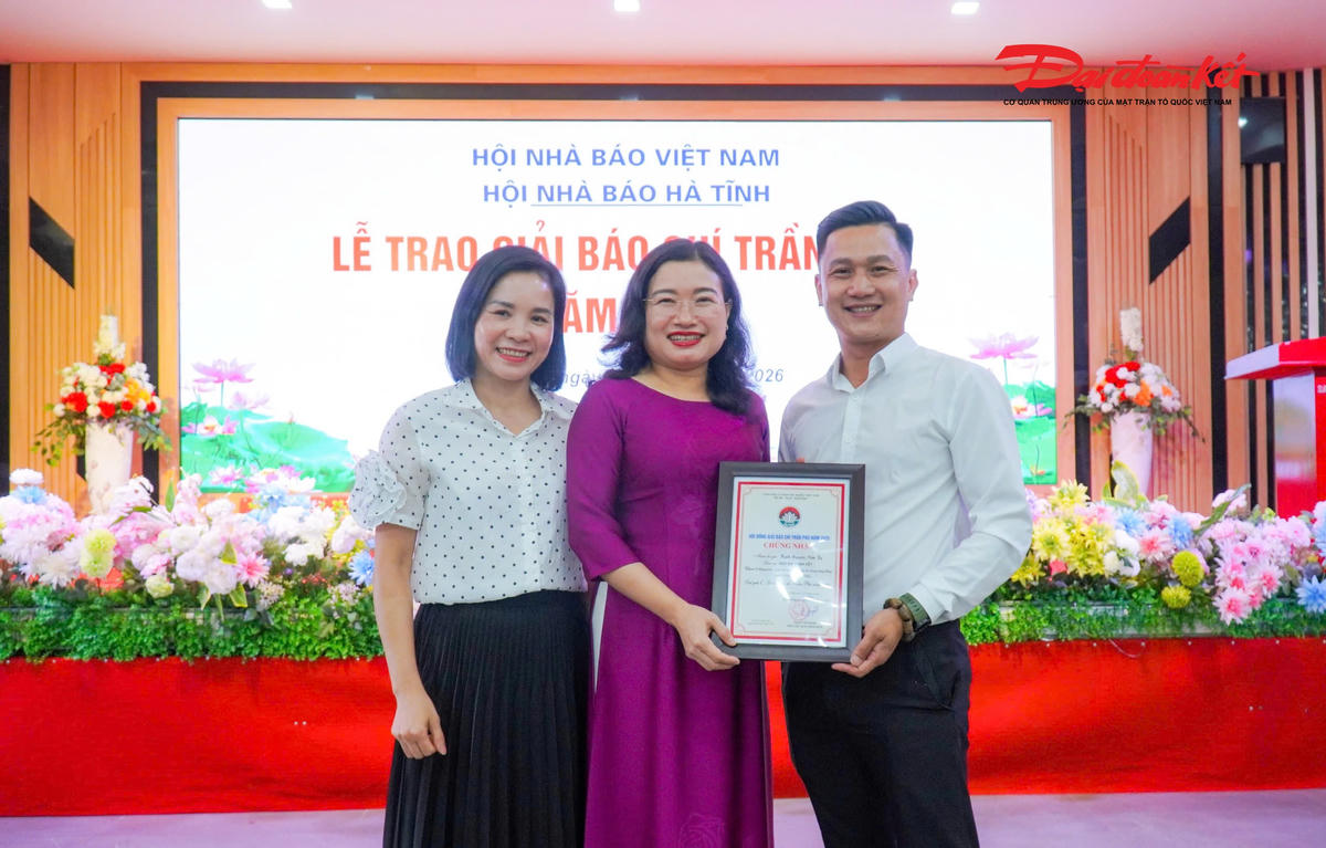Phó Chủ tịch UBND tỉnh Hà Tĩnh Nguyễn Thị Nguyệt chụp ảnh lưu niệm cùng nhóm tác giả Hạnh Nguyên - Cẩm Kỳ. Ảnh: CK.