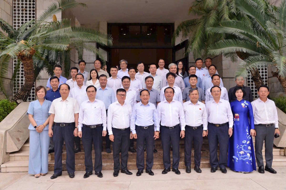 Trưởng Ban Tuyên giáo và Dân vận Trung ương Trịnh Văn Quyết, cùng lãnh đạo thành phố Hà Nội chụp ảnh với các đại biểu, Tổng biên tập các báo tham dự cuộc gặp mặt
