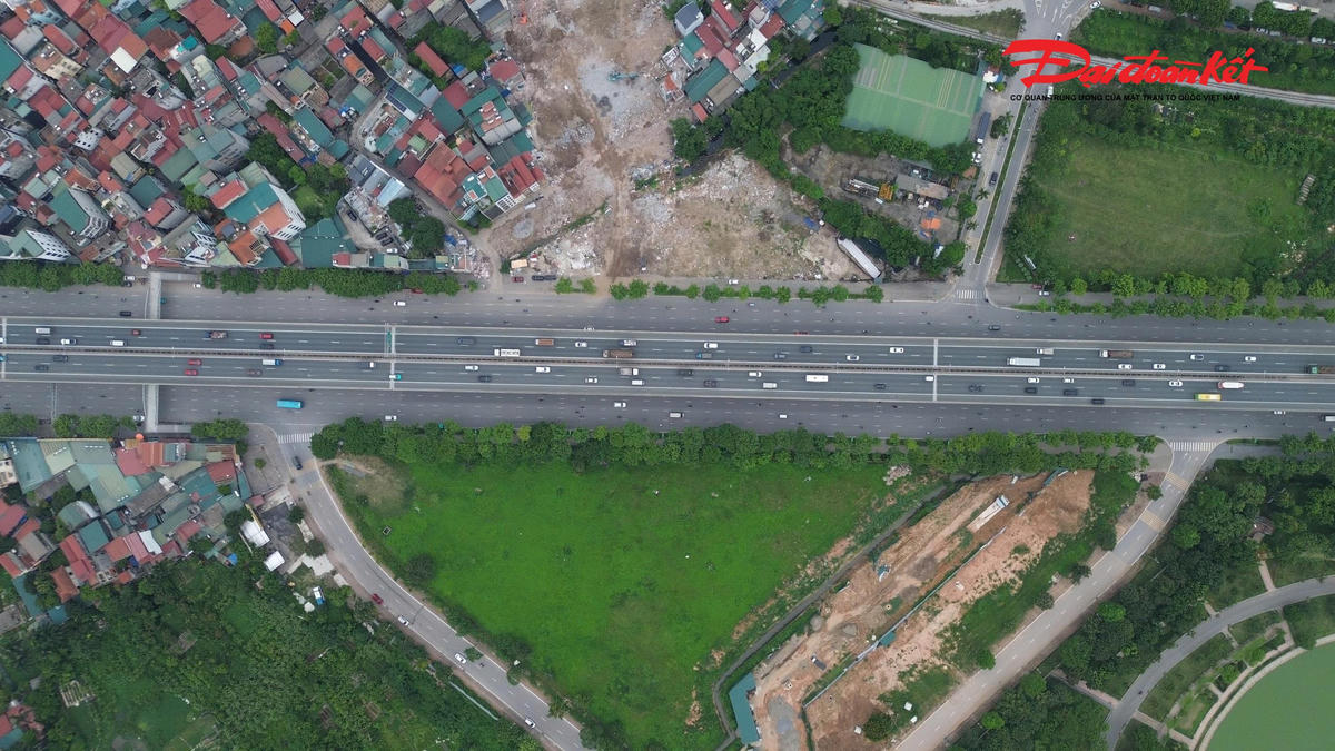 Điểm đầu hầm kết nối với đường Hoàng Minh Thảo đã được xây dựng, cách nút giao khoảng 150m; điểm cuối kết nối với tuyến Tây Thăng Long theo hướng từ đường Phạm Văn Đồng đi đường Văn Tiến Dũng, cách nút giao khoảng 850m.