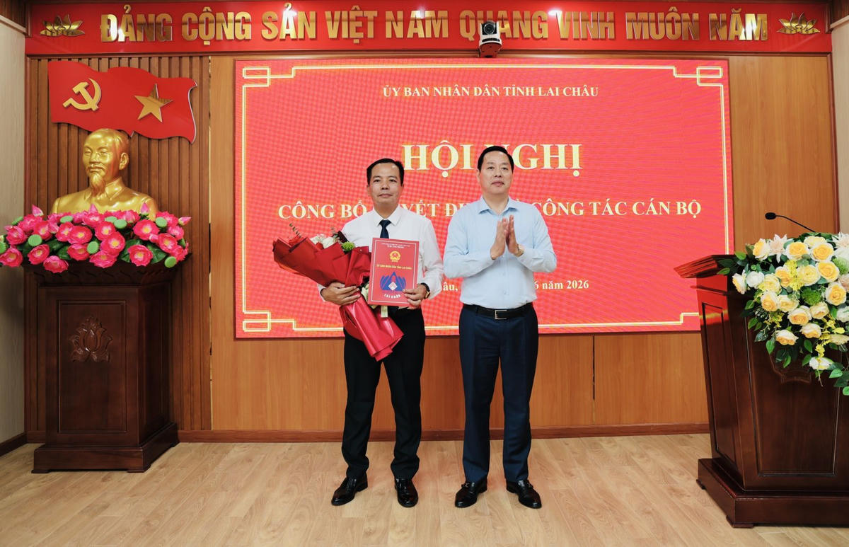 Chủ tịch UBND tỉnh Lai Châu Hà Quang Trung trao Quyết định bổ nhiệm và tặng hoa chúc mừng ông Lương Việt Thảo. Ảnh: Cổng TTĐT tỉnh.