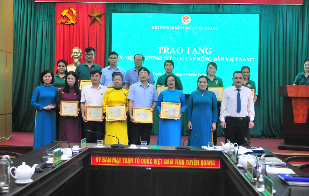 Hội Nông dân tỉnh tặng Kỷ niệm chương cho những cá nhân có nhiều đóng góp cho phát triển của Hội. Ảnh: Xuân Trường.