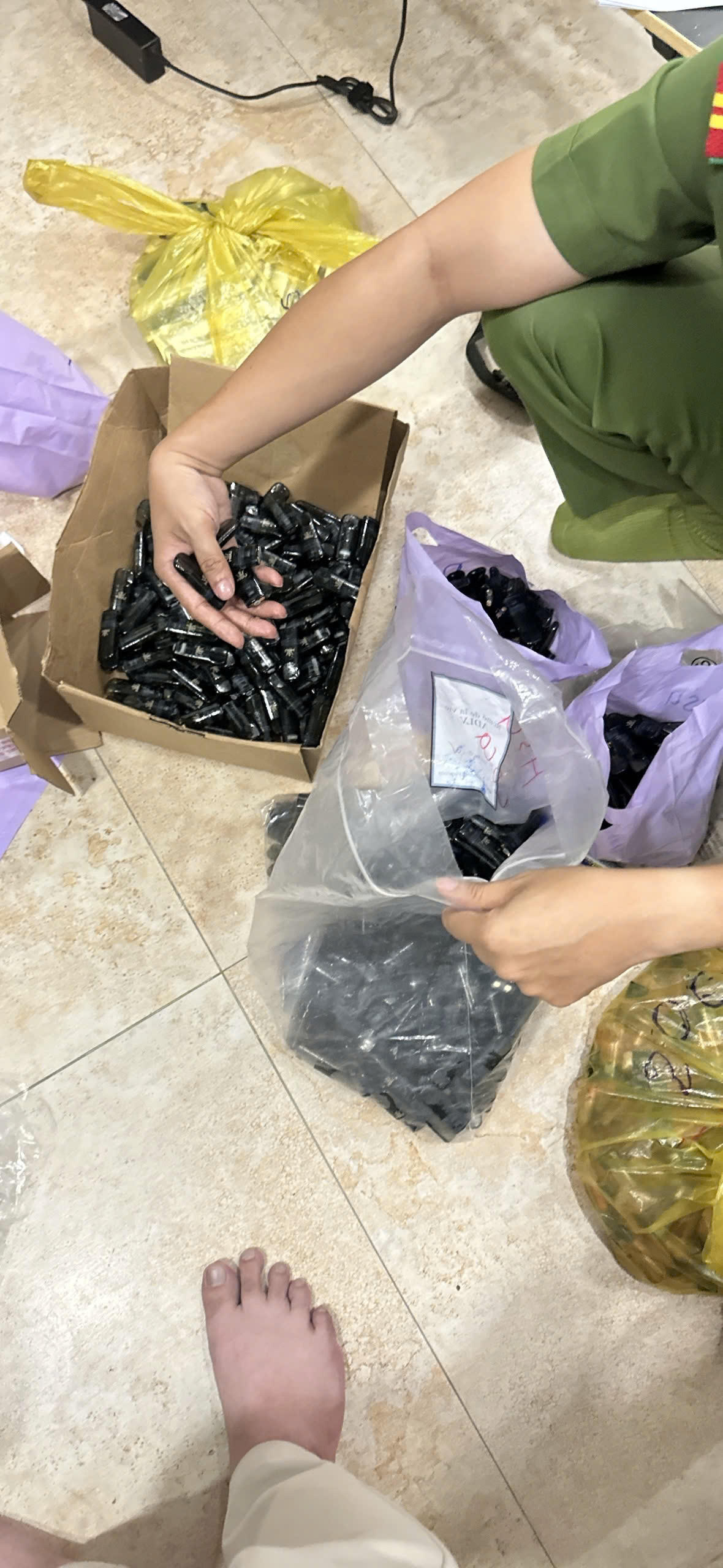 Khởi tố 5 đối tượng mua bán thuốc lá điện tử chứa ma túy