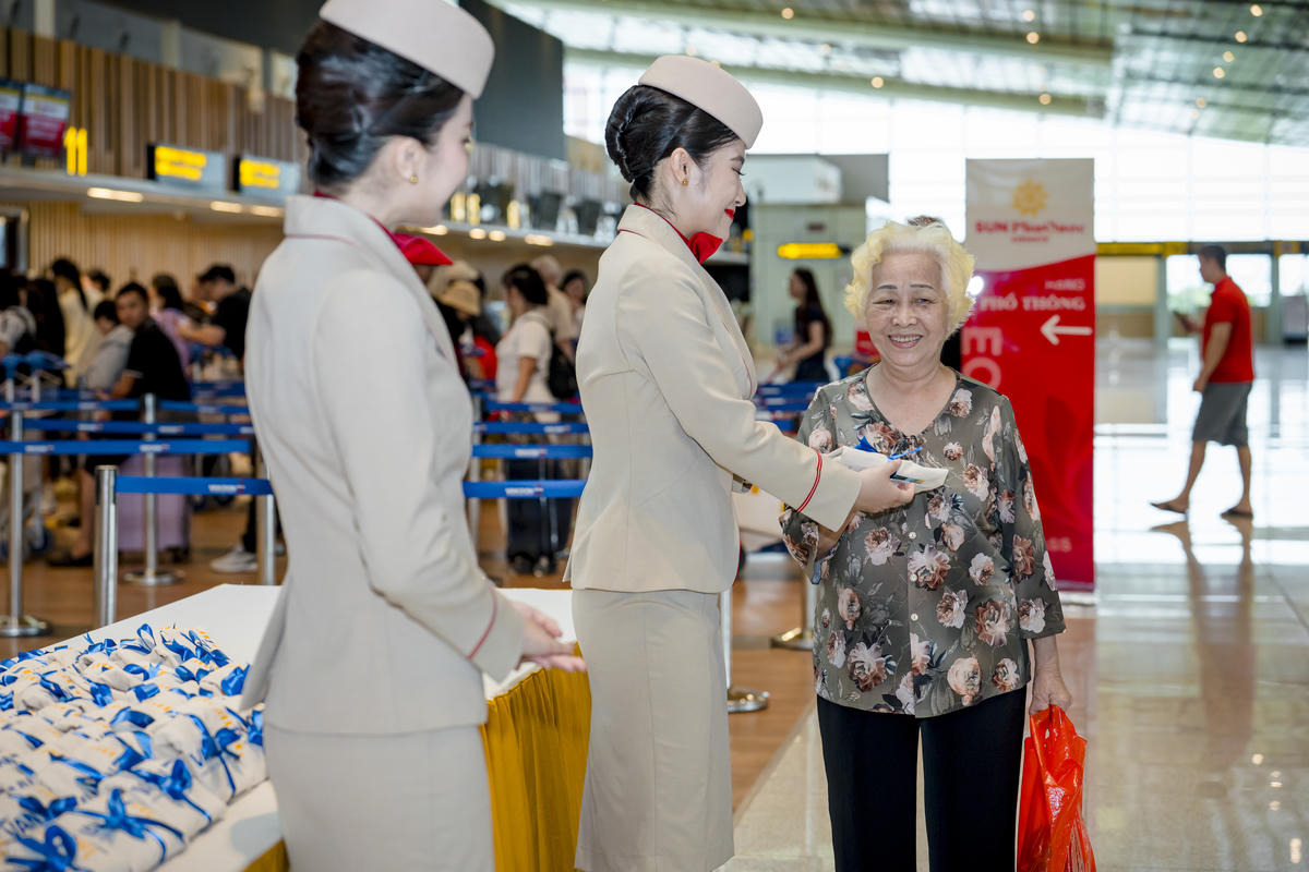 Đội ngũ tiếp viên đón tiếp khách hàng tận tâm. 