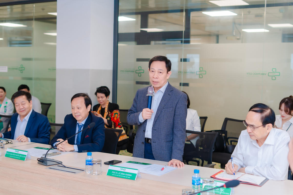 PGS.TS. Lê Đình Khánh - Chủ tịch Hội Thận tiết niệu Việt Nam tham gia tại tọa đàm Bệnh viện Đại học Quốc tế Hồng Bàng.