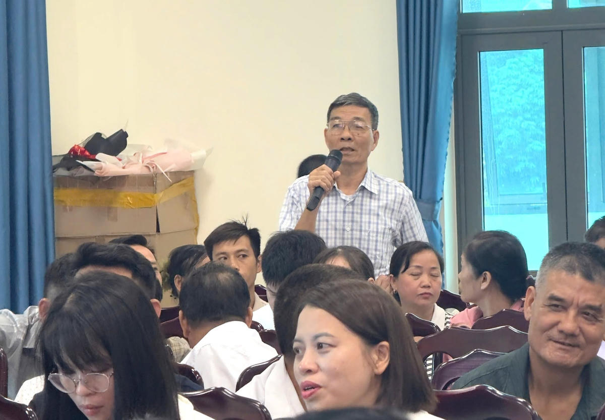 Người dân cho ý kiến về Đề án sắp xếp thôn. Ảnh: T.H
