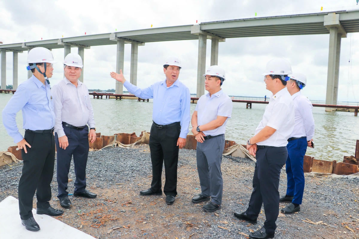 Bộ trưởng đề nghị các đơn vị tiếp tục tập trung nguồn lực, nghiên cứu các giải pháp kỹ thuật và tổ chức thi công hợp lý để rút ngắn tiến độ khoảng 6 tháng, phấn đấu thông tuyến trong năm 2027.