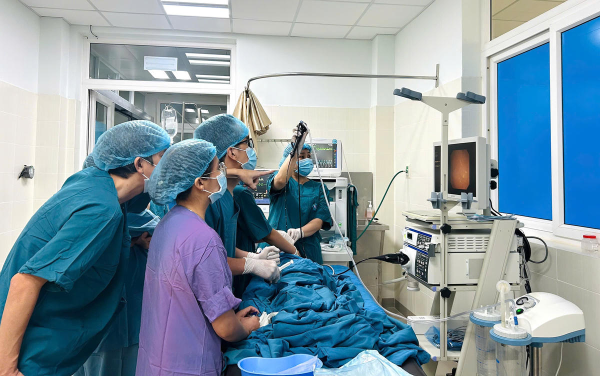 Các bác sĩ của Bệnh viện Sản - Nhi tỉnh Quảng Ngãi nội soi gắp đỉa cho cháu bé. Ảnh: BV.