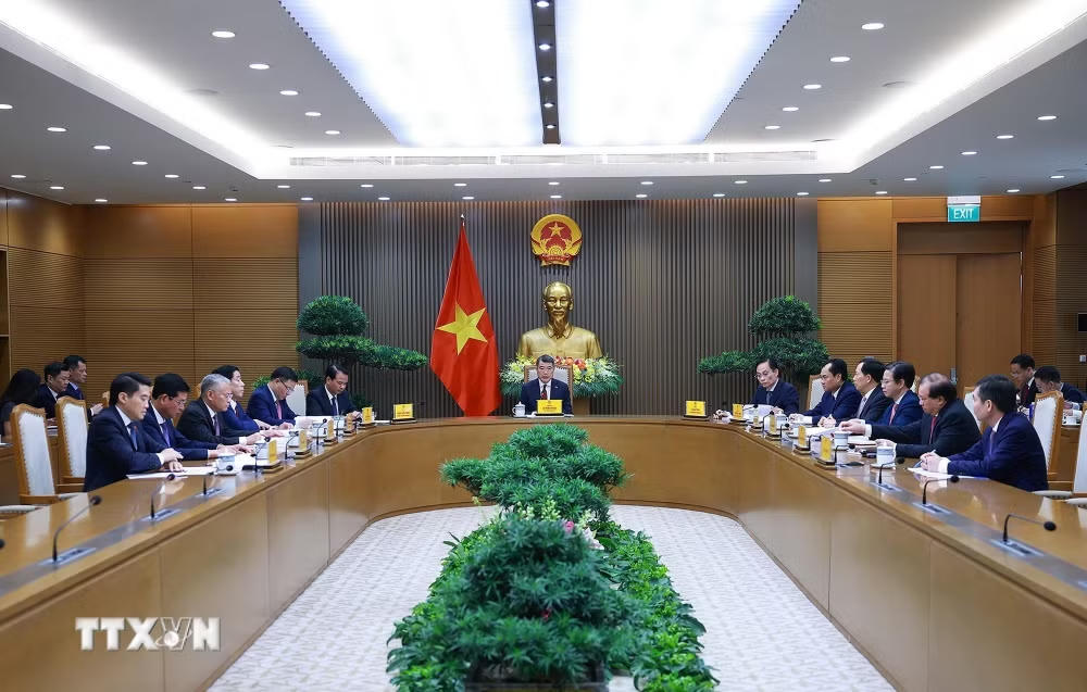 Thủ tướng Chính phủ Lê Minh Hưng điện đàm với Thủ tướng Trung Quốc Lý Cường. (Ảnh: Dương Giang/TTXVN).
