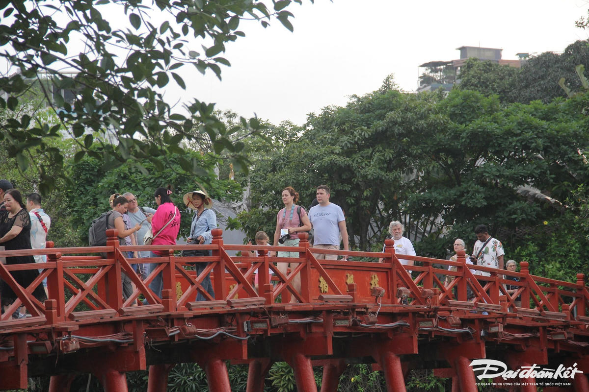 Khách quốc tế tham quan tại Hồ Gươm.