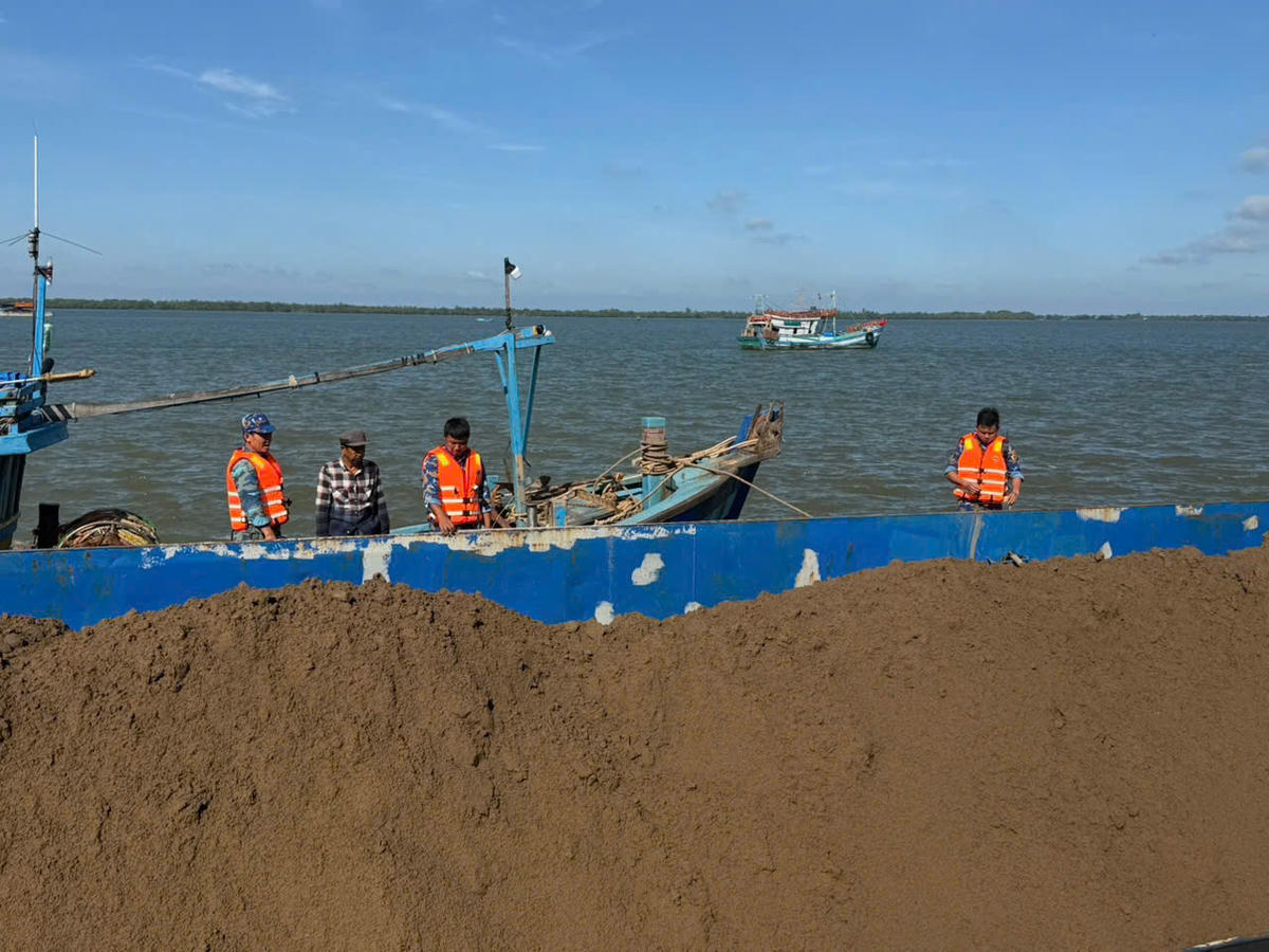 Biên phòng Vĩnh Long đang kiểm tra, lập biên bản phương tiện vận chuyển cát không rõ gốc hợp pháp. (Ảnh: Trần Giỏi).