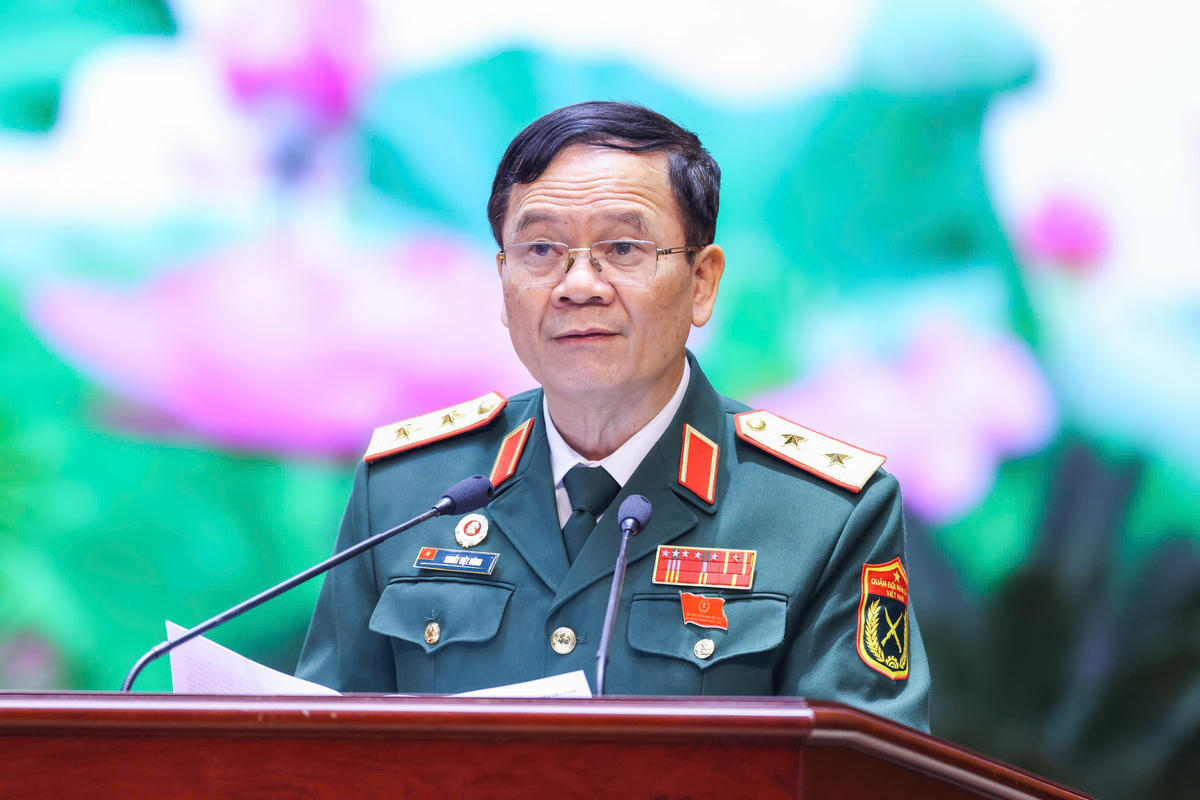 Trung tướng Khuất Việt Dũng - Phó Chủ tịch Hội Cựu chiến Binh Việt Nam trình bày Báo cáo Kiểm điểm của Ban Chấp hành Trung ương Hội Cựu chiến binh Việt Nam khóa VII tại Đại hội. Ảnh: Quang Vinh.