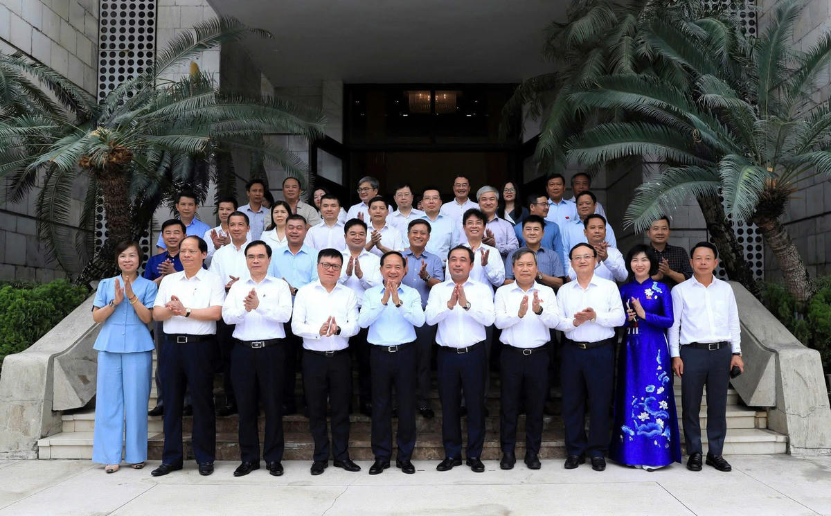 Trưởng Ban Tuyên giáo và Dân vận Trung ương Trịnh Văn Quyết, cùng lãnh đạo thành phố Hà Nội chụp ảnh với các đại biểu, Tổng biên tập các báo tham dự cuộc gặp mặt.