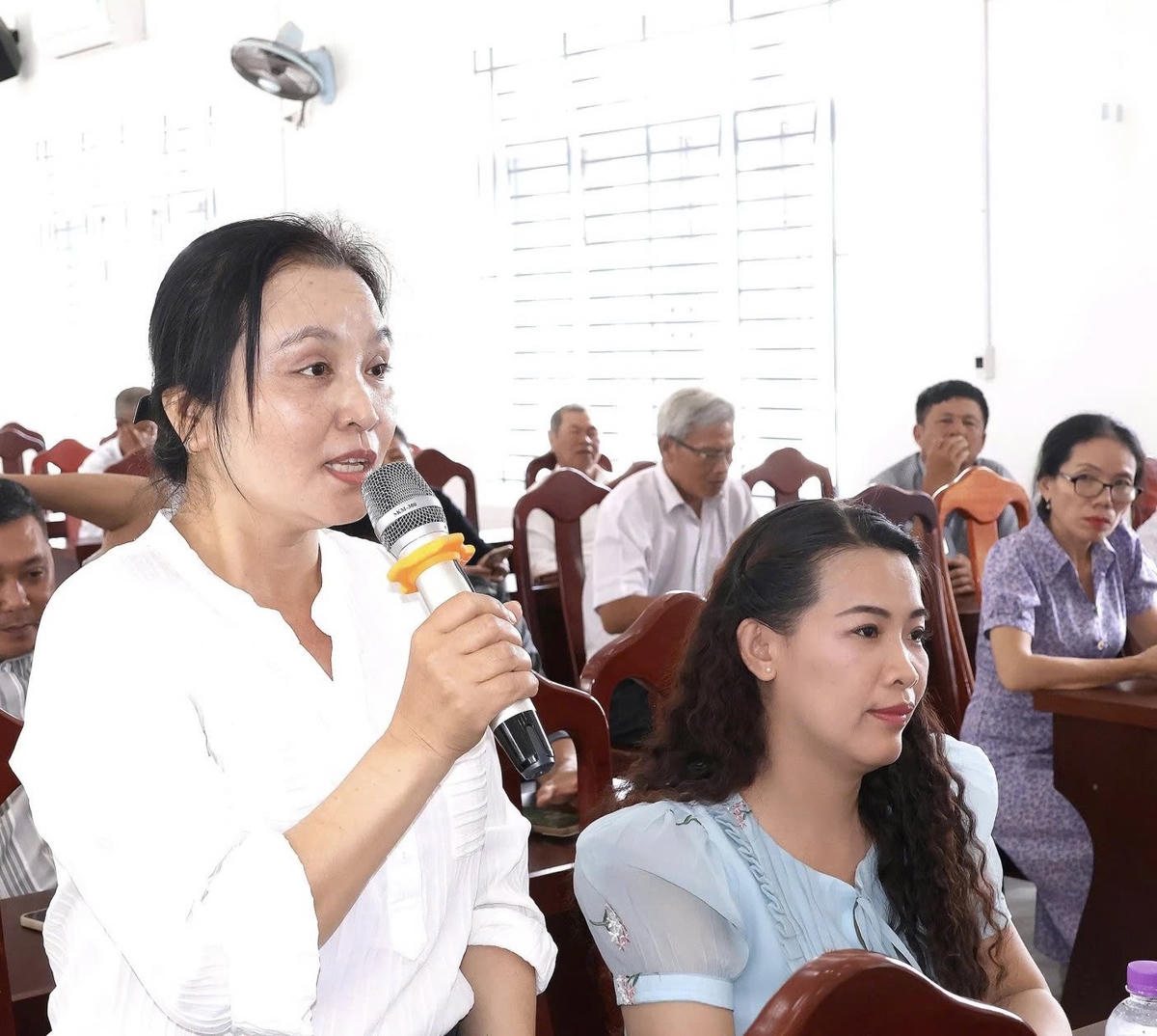 Cử tri xã Diên Thọ, kiến nghị tại buổi tiếp xúc  cử tri.