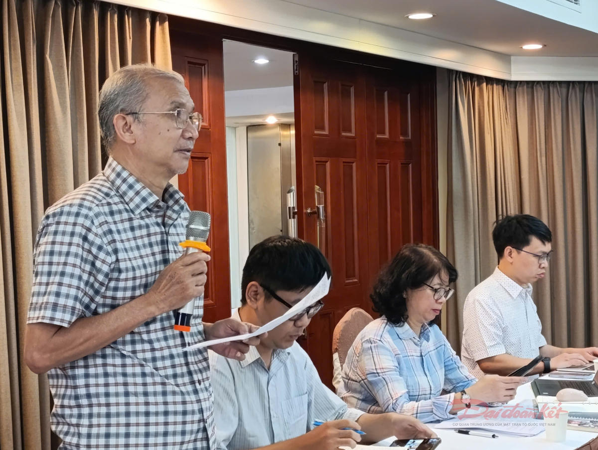 Đại diện Nhà xuất bản Trẻ phát biểu góp ý tại tọa đàm.