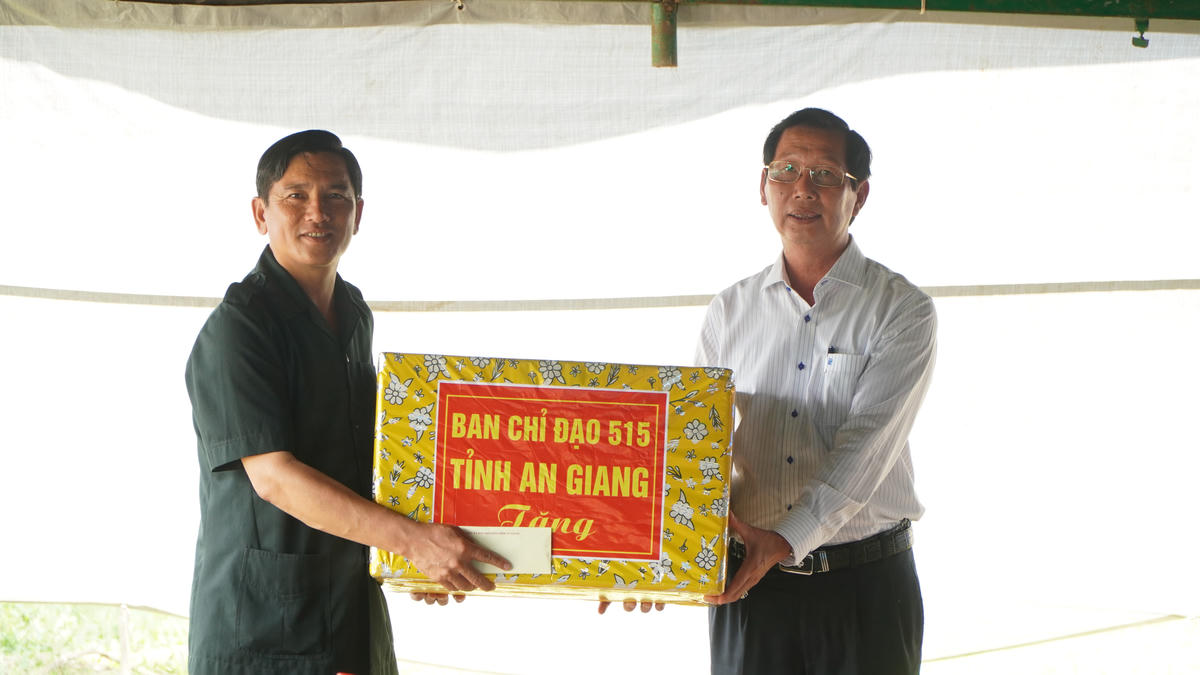 Phó Chủ tịch UBND tỉnh, Trưởng ban Chuyên trách tỉnh An Giang Lê Văn Phước trao quà cho Đội K92. Ảnh: AG