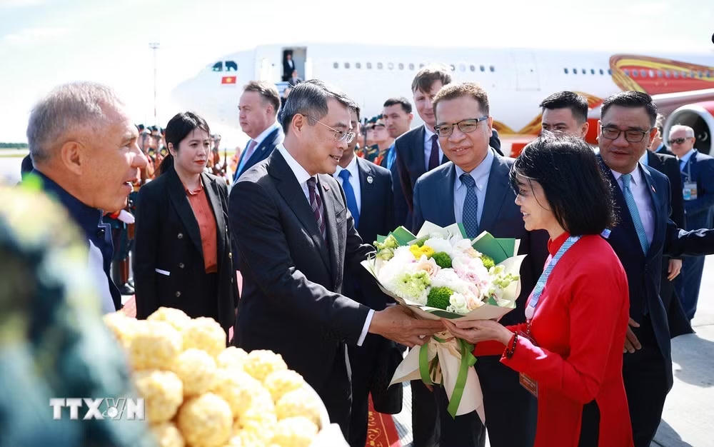 ttxvn-thu-tuong-bat-dau-chuyen-tham-du-hoi-nghi-cap-cao-ky-niem-35-nam-quan-he-asean-nga-tai-kazan-8830444-2.jpg