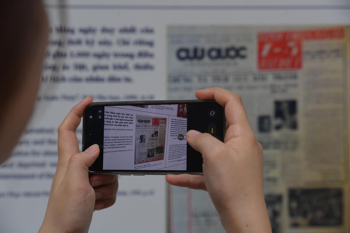 Du khách lưu lại tư liệu hình ảnh báo Cứu Quốc.