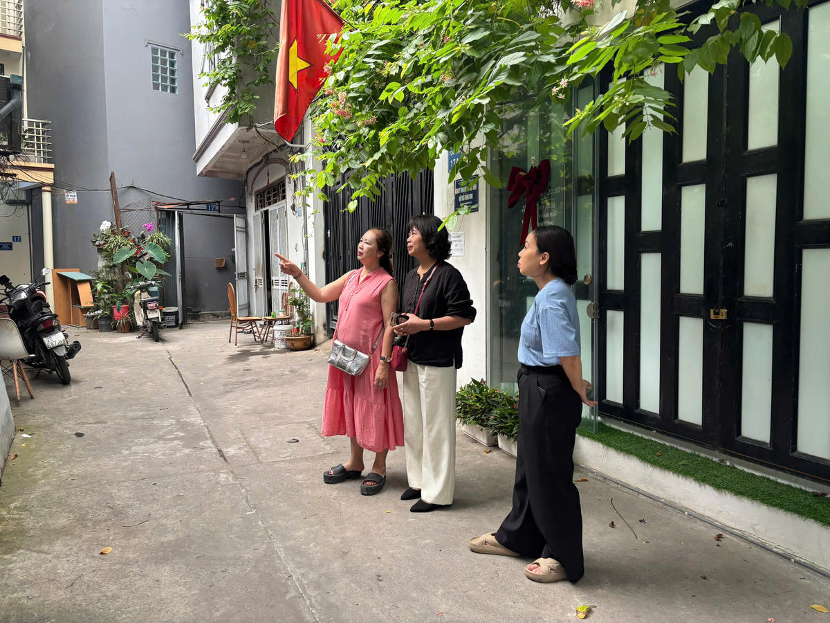 Lãnh đạo Ủy ban MTTQ Việt Nam phường Yên Hòa (Hà Nội) nắm bắt tình hình nhân dân thuộc diện giải phóng mặt bằng tại Tổ dân phố số 31.