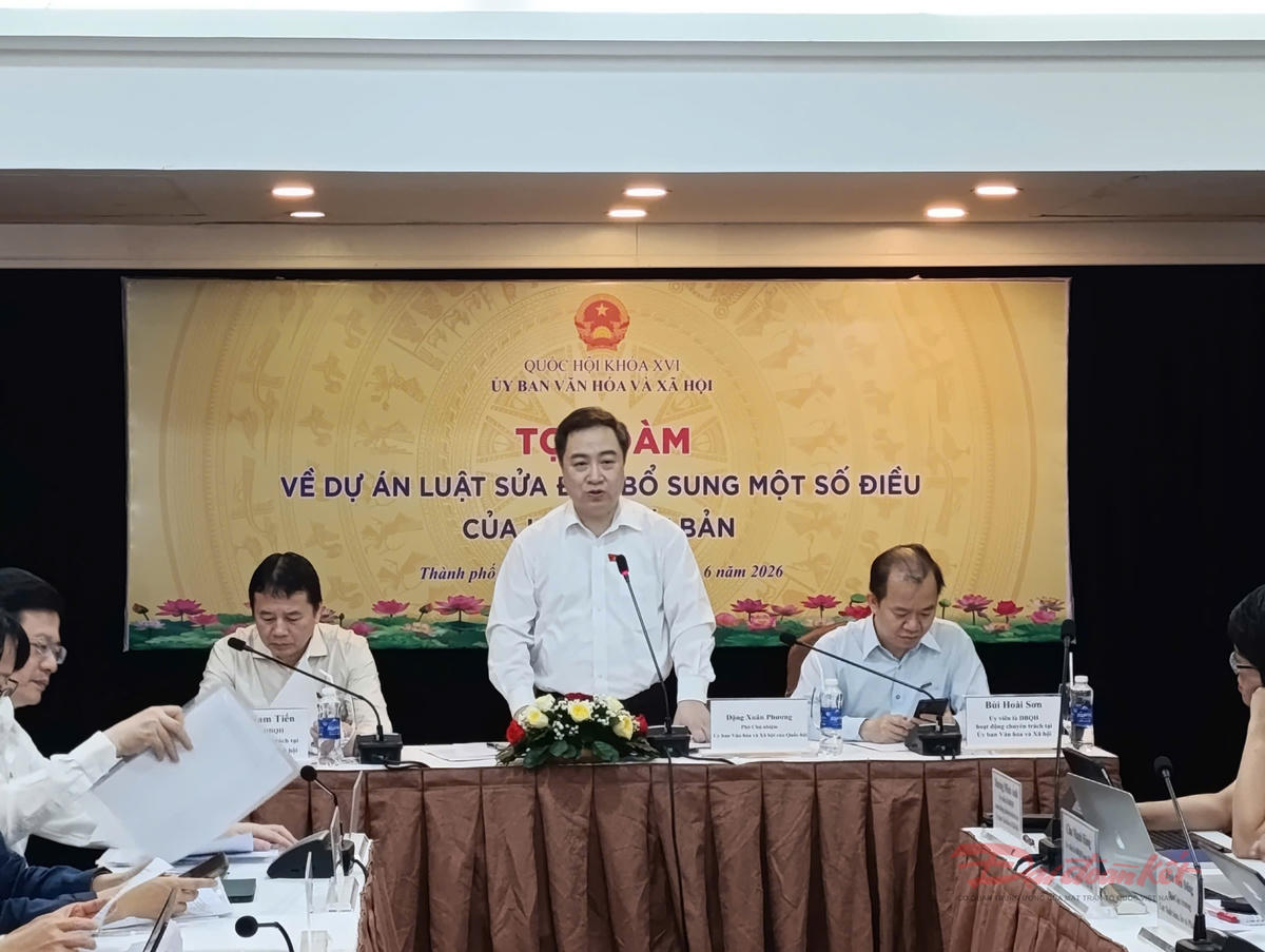 Ông Đặng Xuân Phương, Phó Chủ nhiệm Ủy ban Văn hóa và Xã hội của Quốc hội chủ trì buổi tọa đàm. Ảnh: T.Luân.