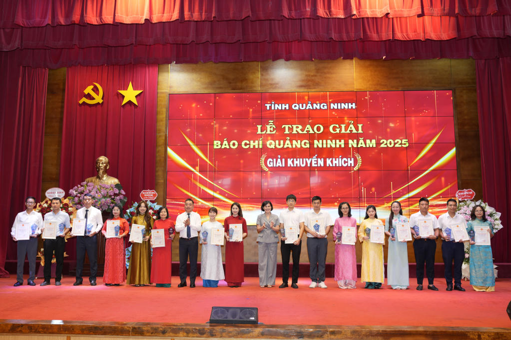 Đại diện văn phòng Đại diện Báo Đại đoàn kết khu vực Đông Bắc Bộ (thứ 8, trái qua) đạt giải Khuyến khích.