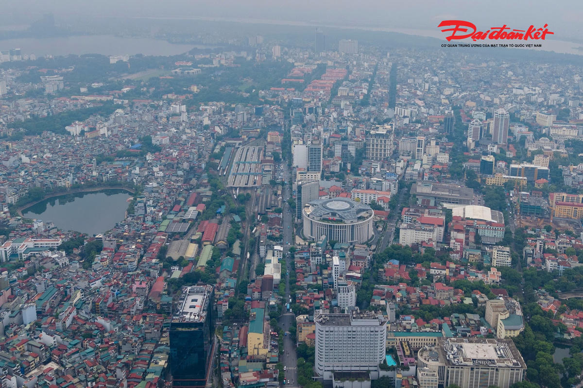 Tuyến đường sắt Bắc - Nam đoạn từ ga Hà Nội đến ga Ngọc Hồi dài khoảng 10km. Sau hơn một thế kỷ tồn tại, tuyến đường sắt này vẫn hiện diện giữa không gian đô thị ngày càng phát triển với những khu dân cư, cao ốc và các công trình giao thông hiện đại mọc lên dọc hai bên hành lang.
