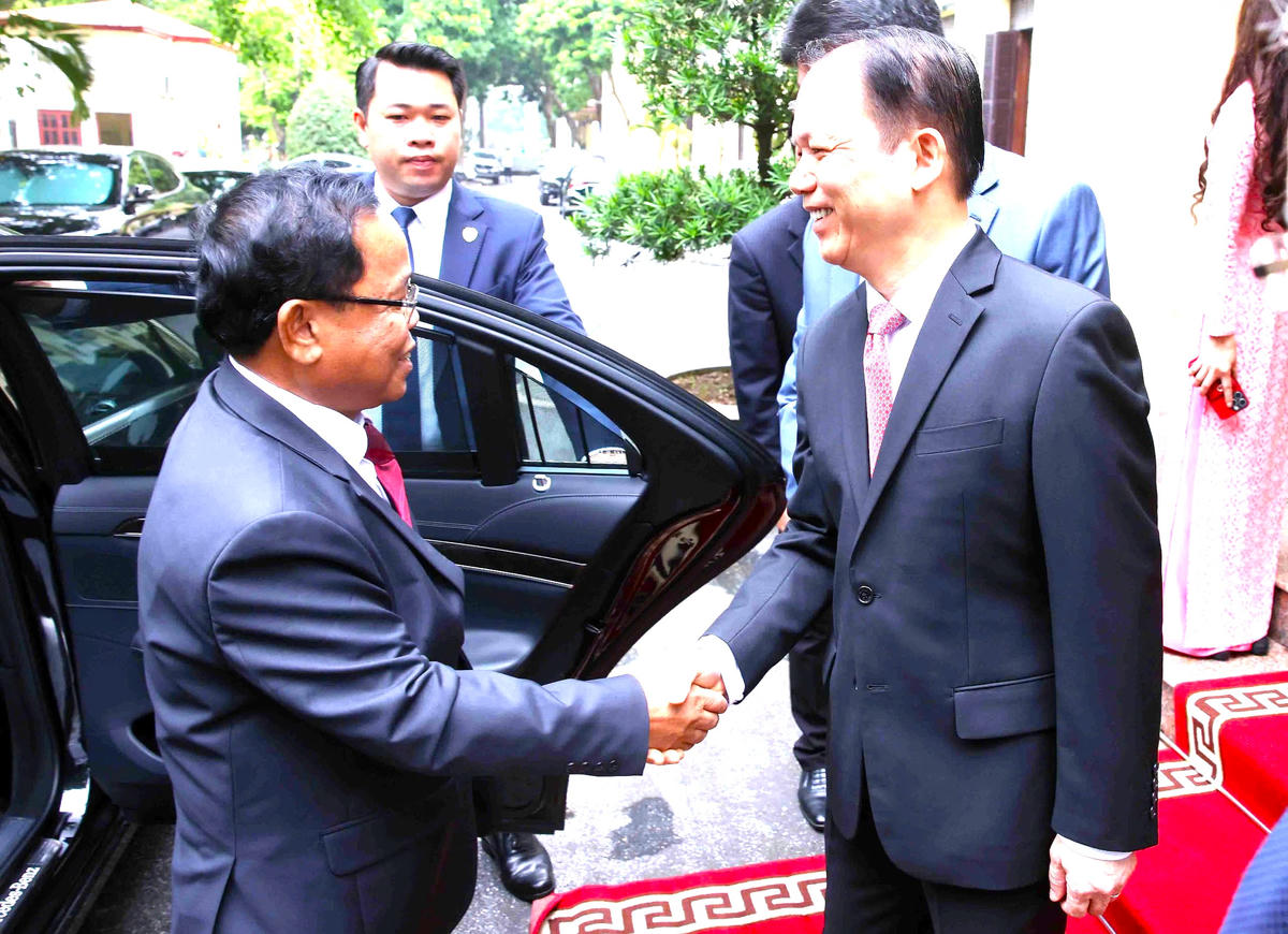 Bộ trưởng Bộ Tư pháp Hoàng Thanh Tùng đón Phó Thủ tướng, Bộ trưởng Bộ Tư pháp Lào Khăm-phăn PHÔM-MA-THẮT. 