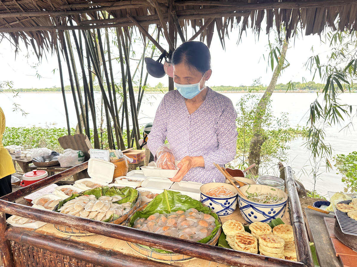 Các món bánh dân gian tại chợ quê cù lao Tân Thuận Đông. (Ảnh: Trung Ngãi).