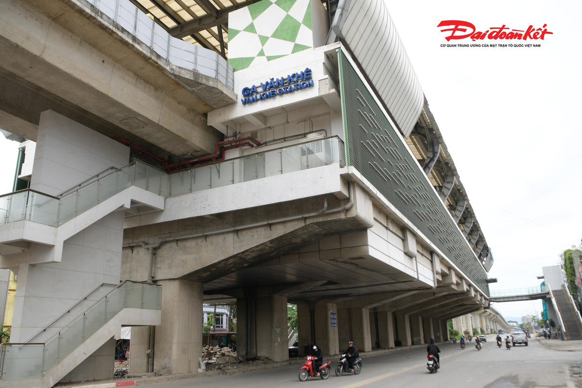 Đại diện Công ty TNHH MTV Đường sắt Hà Nội (Hà Nội metro), đơn vị vận hành tuyến đường sắt đô thị Cát Linh - Hà Đông xác nhận và cho biết mảng vật liệu rơi xuống là lớp vữa ốp lát thuộc hạng mục trang trí trên nhà ga, không liên quan đến kết cấu công trình cũng như việc vận hành.