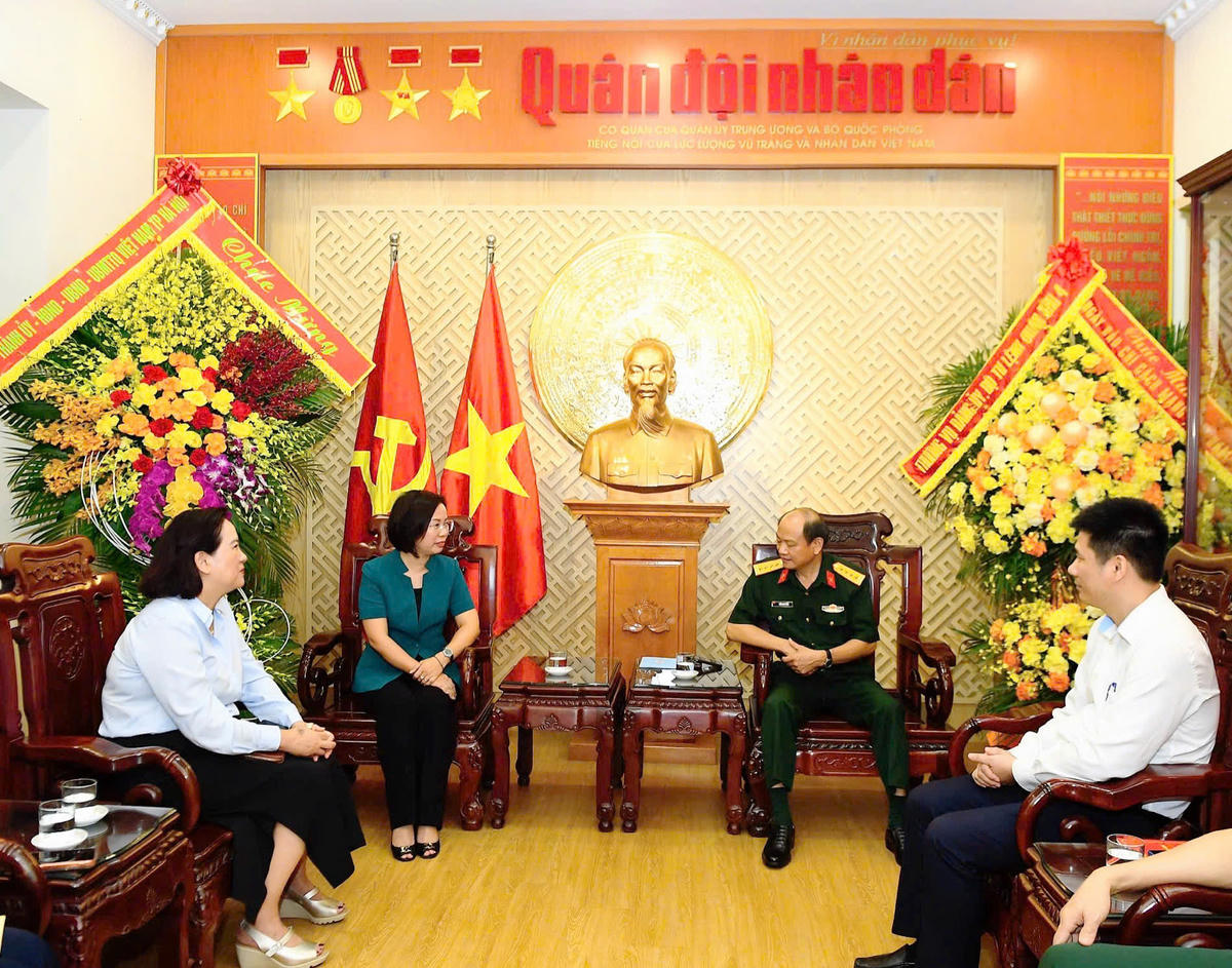 Chủ tịch Ủy ban MTTQ Việt Nam thành phố Hà Nội Bùi Huyền Mai thăm, chúc mừng báo Quân đội nhân dân nhân dịp kỉ niệm 101 năm ngày Báo chí cách mạng Việt Nam. Ảnh: PV