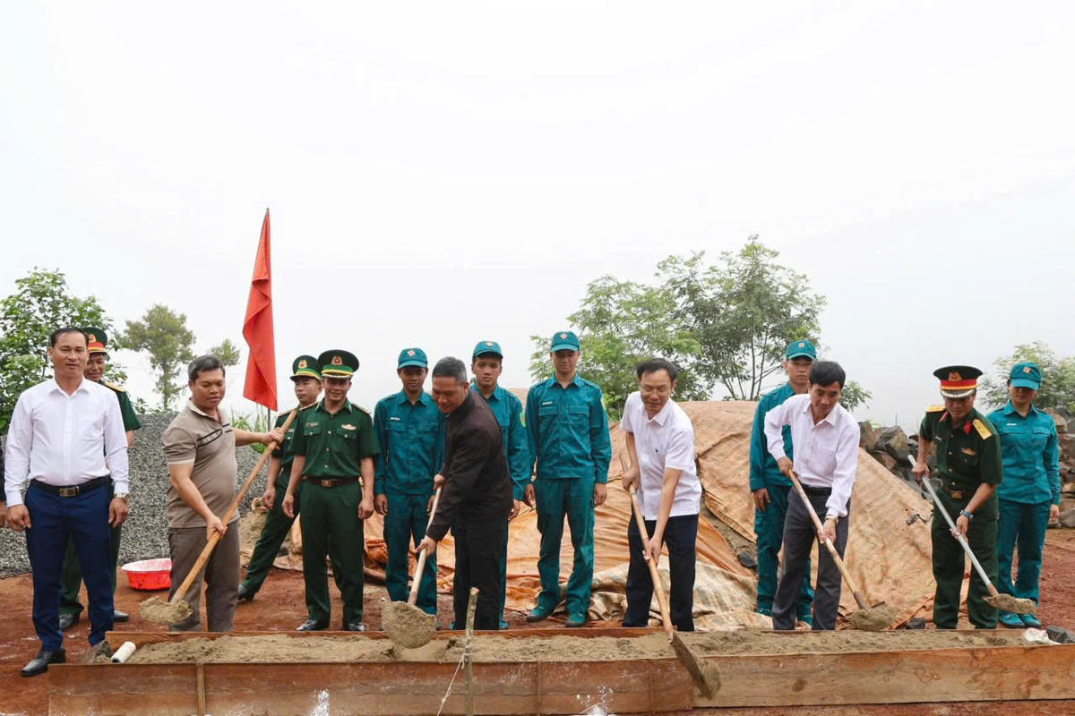 Các đại biểu tổ chức lễ động thổ, xây dựng nhà ở cho gia đình ông Ngô Đăng Đạt.