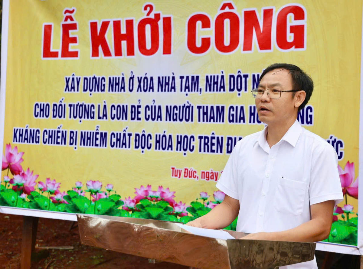 Ông Lê Đình Nam Ủy, Phó Chủ tịch UBND xã Tuy Đức, phát biểu tại buổi lễ.
