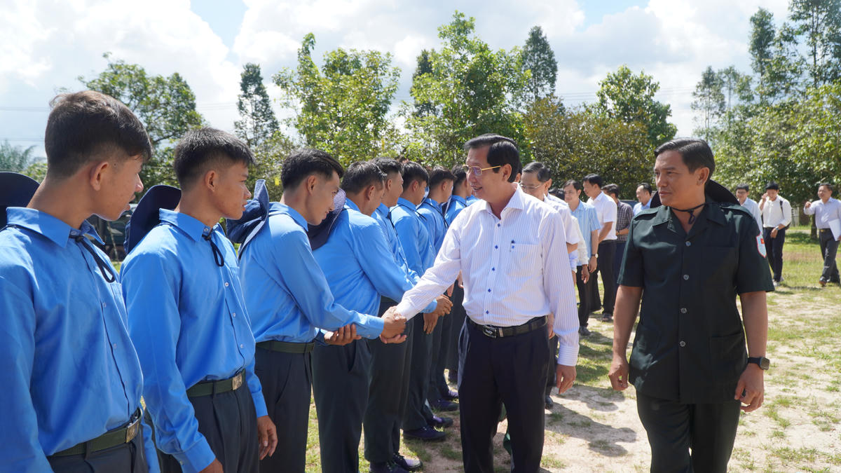 Phó Chủ tịch UBND tỉnh, Trưởng ban Chuyên trách tỉnh An Giang Lê Văn Phước thăm Đội K92. Ảnh: AG