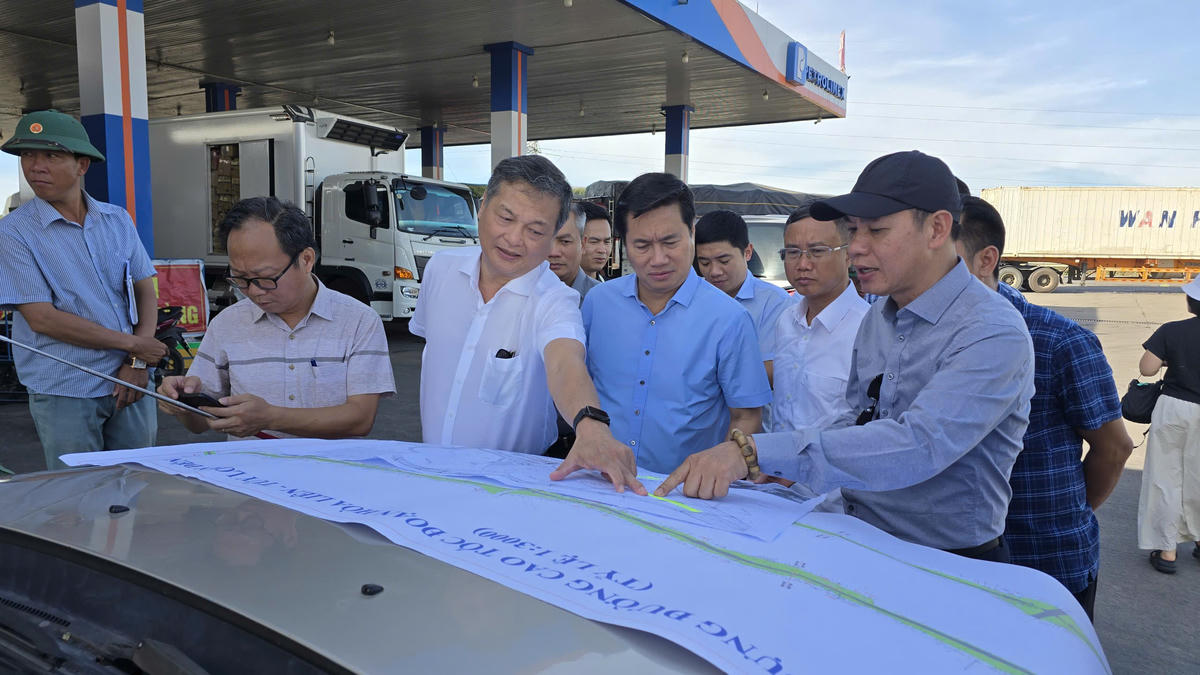 Thứ trưởng Bộ xây dựng Nguyễn Tường Văn (giữa) nghe lãnh đạo Sở Xây dựng thành phố báo cáo về vướng mắc. Ảnh: CD.