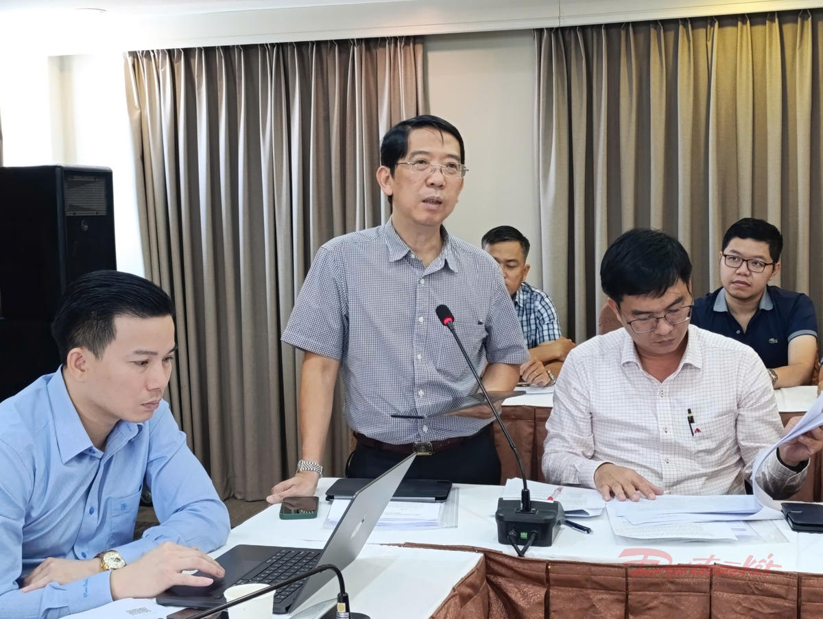 Ông Nguyễn Thành Lợi, Giám đốc, Tổng Biên tập Nhà xuất bản Tổng hợp TP Hồ Chí Minh góp ý. Ảnh: T.Luân.