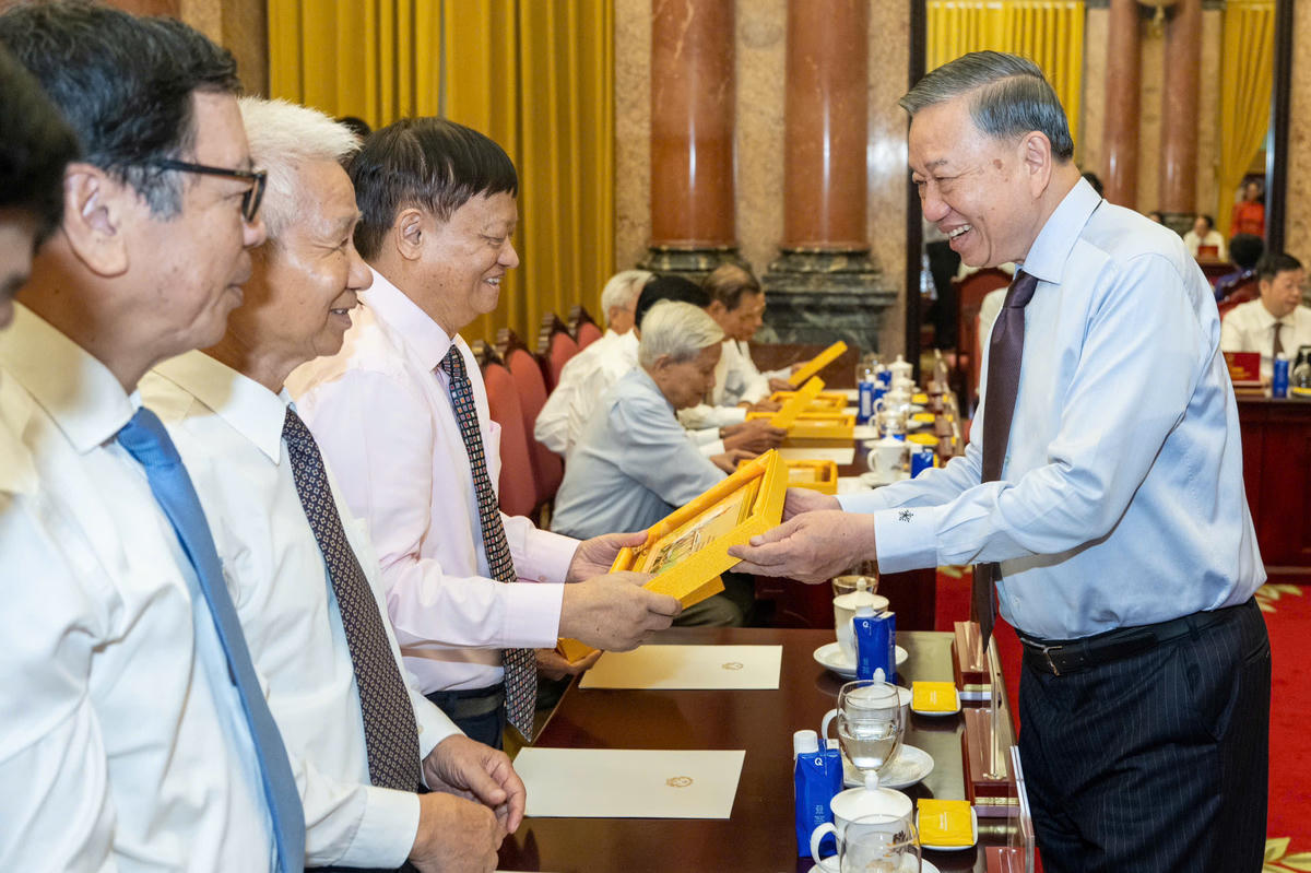 Tổng Bí thư, Chủ tịch nước Tô Lâm tặng quà lưu niệm cho các nhà báo tiêu biểu. Ảnh: Việt Trung