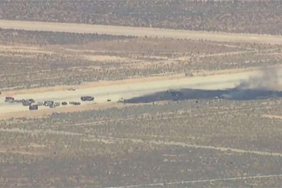 Khói bốc lên sau vụ rơi máy bay ném bom B-52 của Không quân Hoa Kỳ tại Edwards, California, Mỹ. Nguồn: Reuters.