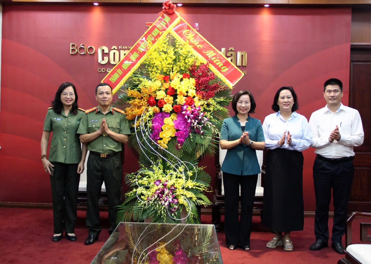 Chủ tịch Ủy ban MTTQ Việt Nam thành phố Hà Nội Bùi Huyền Mai thăm, chúc mừng báo Công an nhân dân nhân dịp kỉ niệm 101 năm ngày Báo chí cách mạng Việt Nam. Ảnh: PV