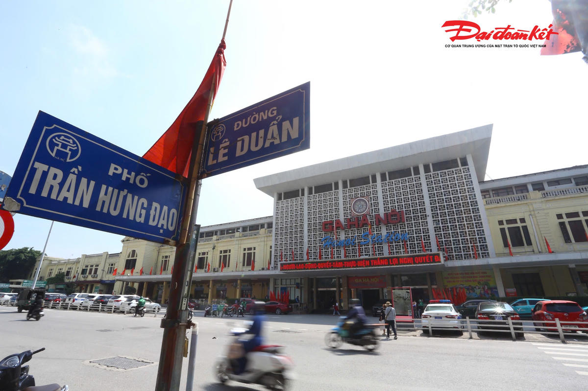 Được đưa vào hoạt động từ năm 1902, ga Hà Nội là một trong những nhà ga lâu đời nhất cả nước. Không chỉ giữ vai trò đầu mối giao thông đường sắt quan trọng, kết nối Thủ đô với nhiều địa phương trên cả nước, ga Hà Nội còn là công trình mang đậm dấu ấn lịch sử, văn hóa và sự phát triển đô thị của thành phố qua hơn một thế kỷ.