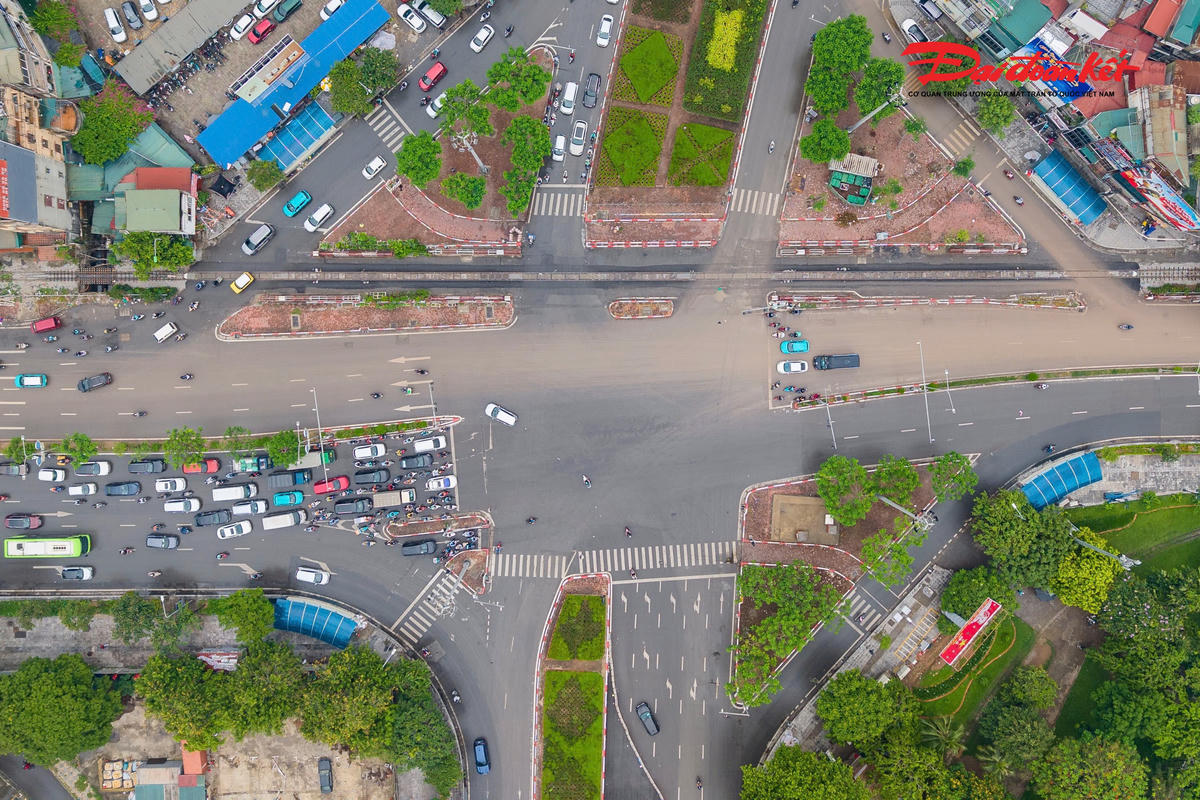 Đoạn đường sắt chạy qua nút giao Lê Duẩn – Đại Cồ Việt – Giải Phóng, nơi được xem là một trong những cửa ngõ giao thông nhộn nhịp nhất Hà Nội. Sự giao cắt giữa đường sắt và dòng phương tiện đông đúc luôn đặt ra yêu cầu cao về công tác tổ chức giao thông và bảo đảm an toàn.
